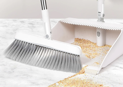 Besen und Kehrschaufel